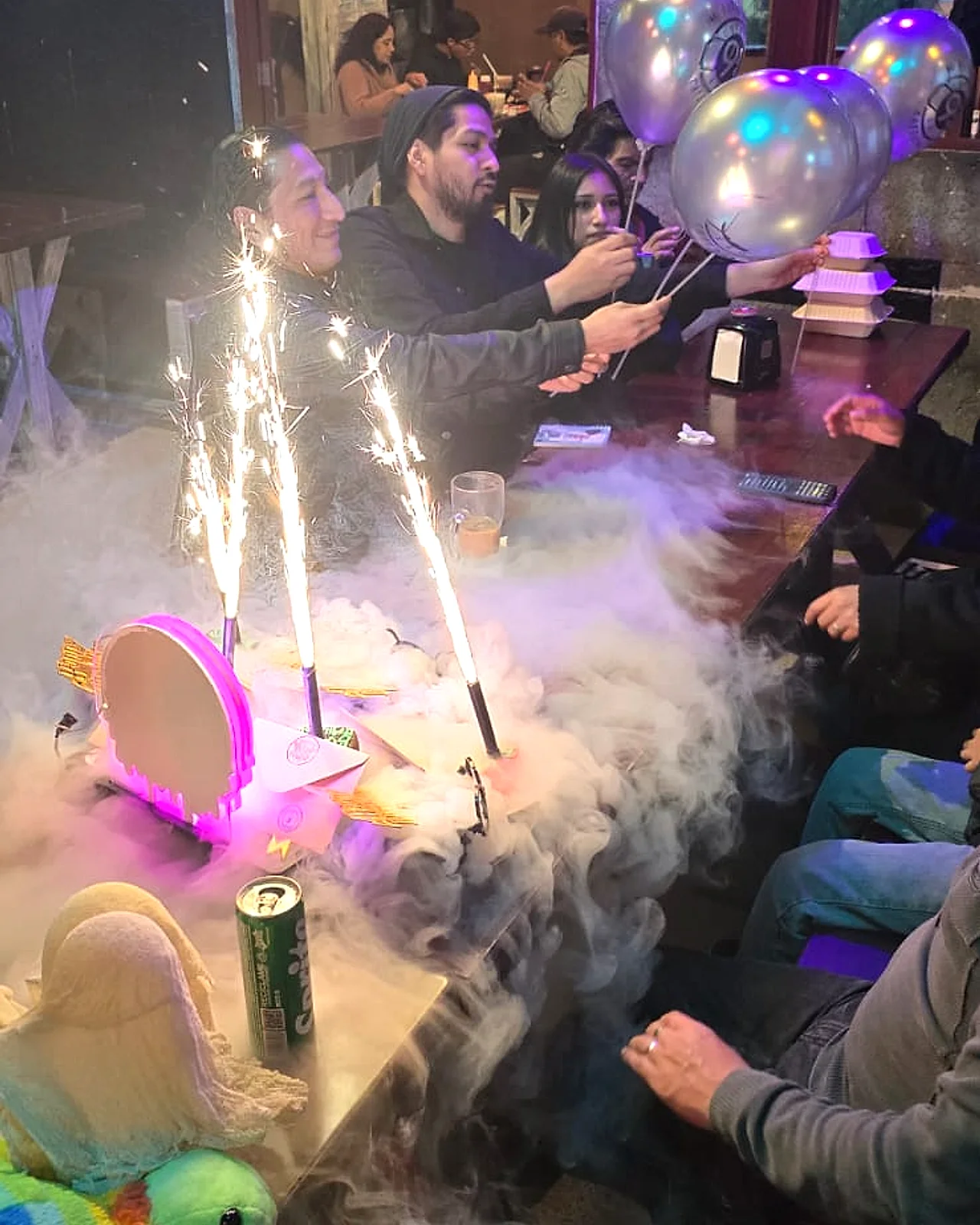 Celebración con bengalas y niebla en la mesa de Arcanum Domus