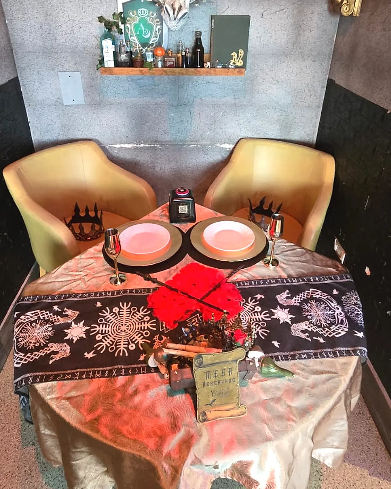 Mesa para dos con rosas rojas y mantel bordado en Arcanum Domus