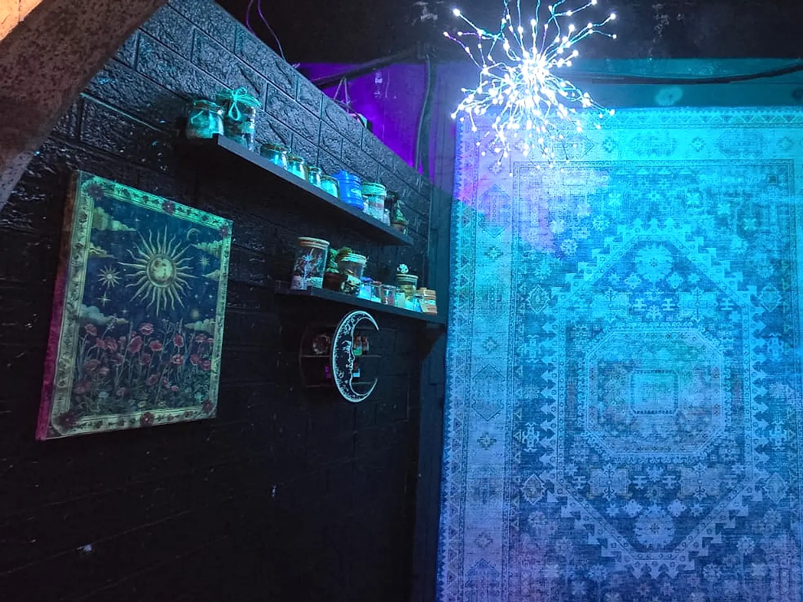 Rincón con tapiz bordado y luz azul en Arcanum Domus