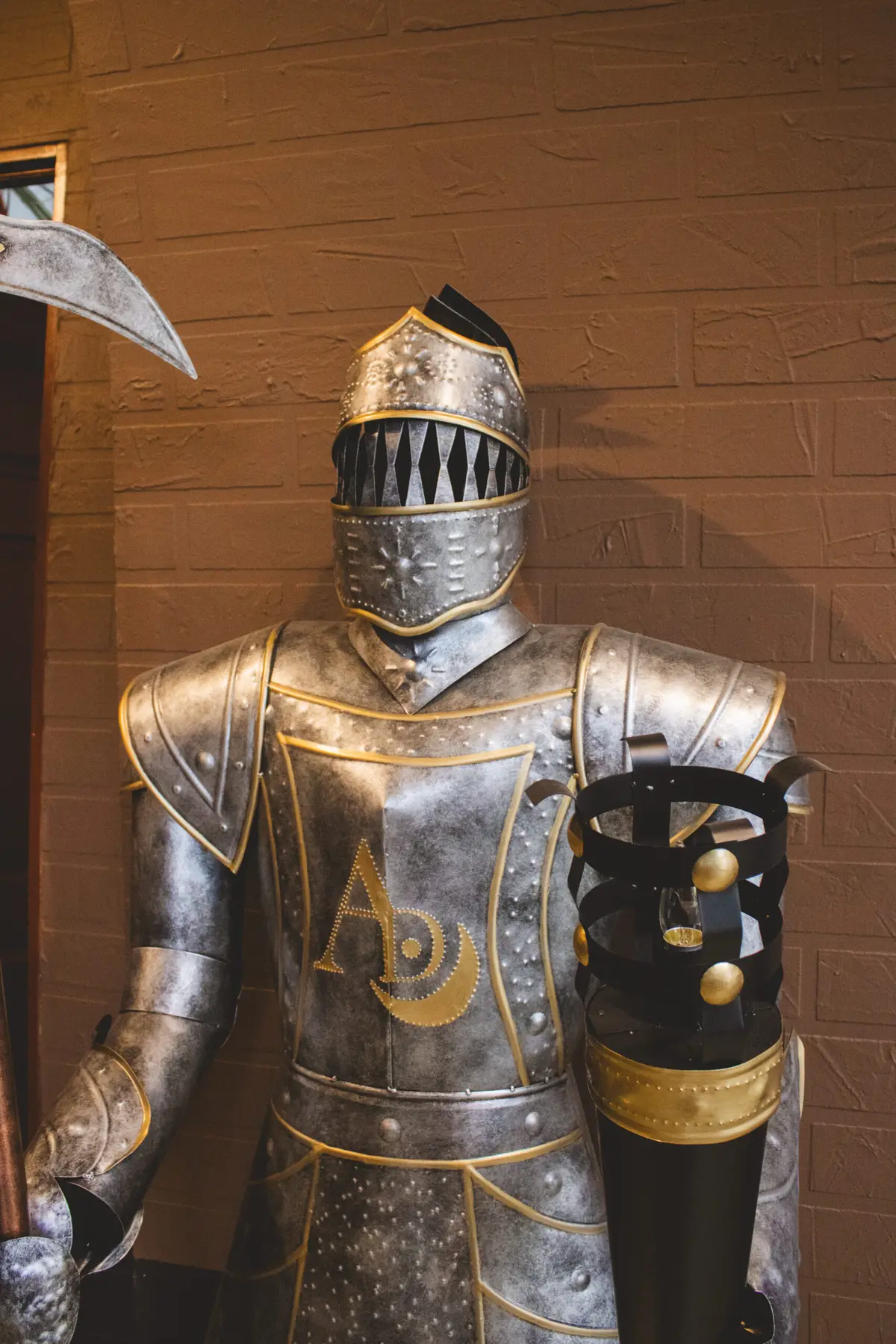 Armadura medieval con el escudo de Arcanum Domus