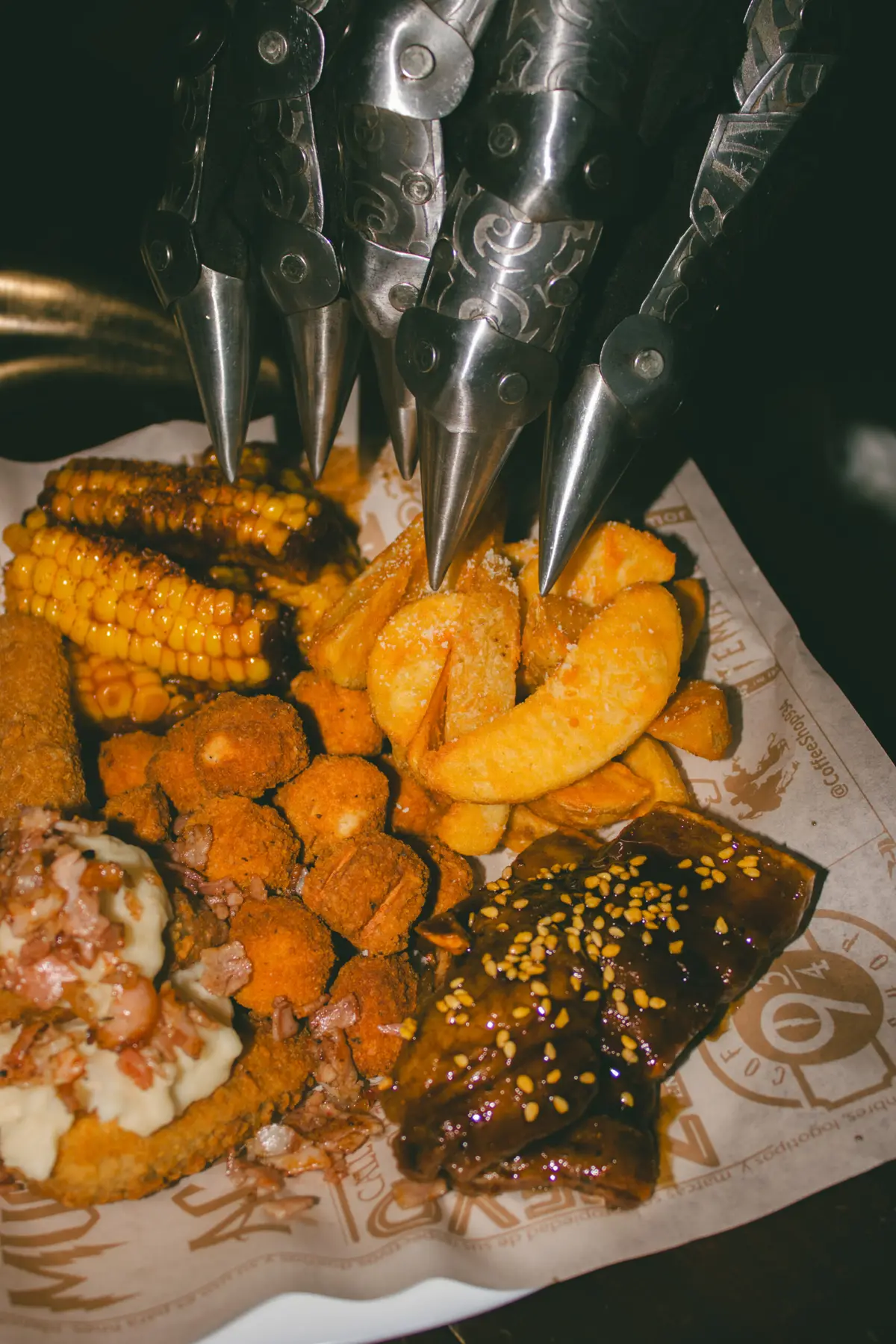 Platón para compartir con elotes, papas y carnes en Arcanum Domus