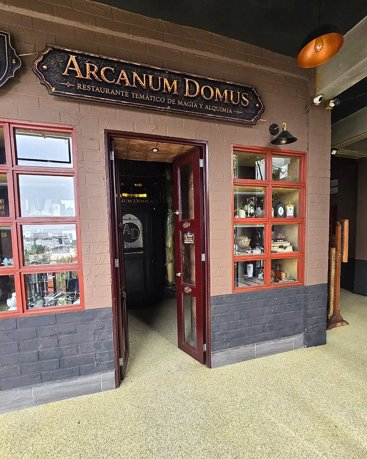La puerta de entrada de Arcanum Domus, restaurante temático de magia y alquimia