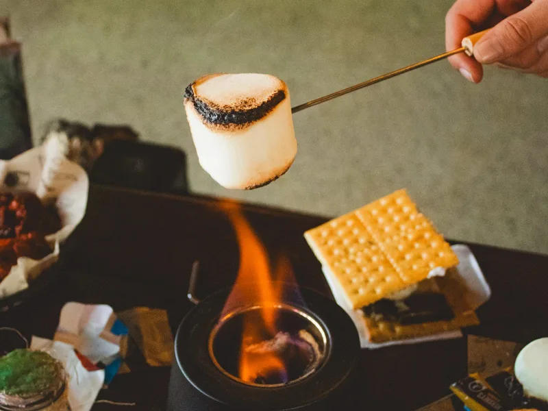 Bombón tostándose al fuego en la mesa de Arcanum Domus
